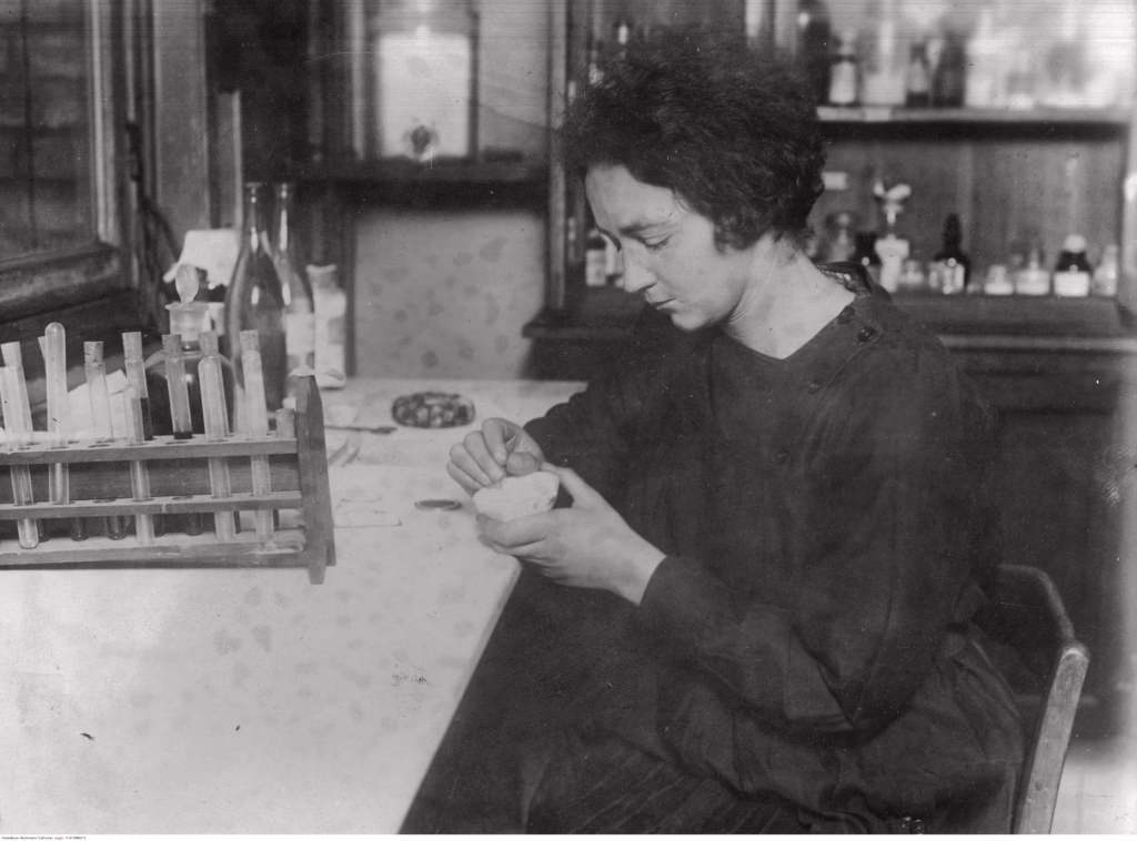 Irène Joliot-Curie in the laboratory, 1927