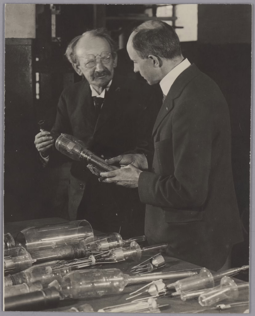 Joseph J. Thomson alongside Frank B. Jewett, president of Bell Telephone Laboratories, 1923
