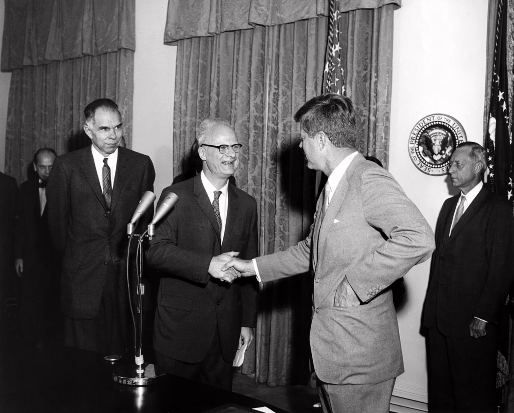Hans Bethe receiving the Fermi Award from US President John F. Kennedy, 1961