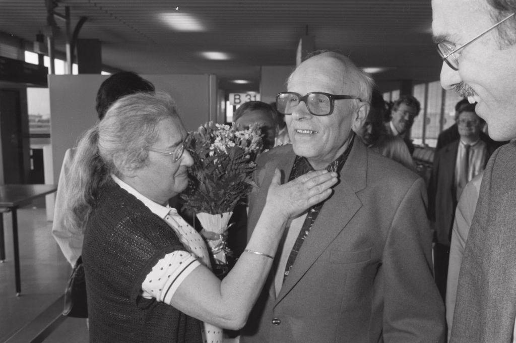 Andrei Sakharov arrives at Shipol for the presentation of an honorary doctorate in law from the University of Groningen